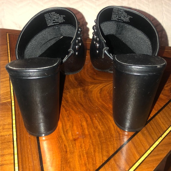 Vera Wang  Slides - Picture 3 of 3